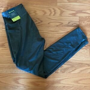 Tek gear NWT women’s high rise leggings Medium with pockets green